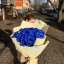 101 синяя ромашка в оформлении (13 веток хризантем)