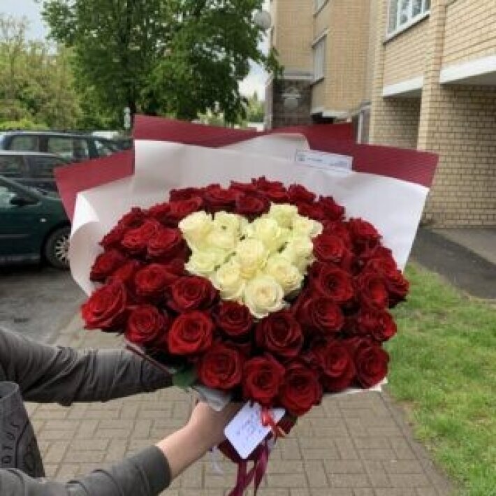 Букет из 51 розы в оформлении