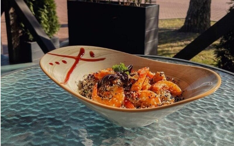 Фунчоза с цыпленком, креветками и овощами
