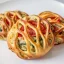 Мини-пирог с курицей, шпинатом и помидорами