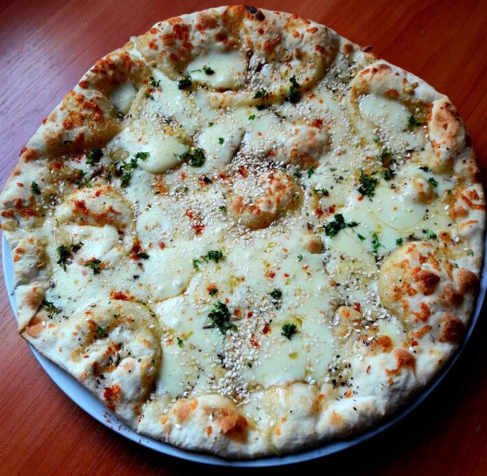 Фокачча с кунжутом и белым соусом