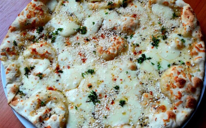Фокачча с кунжутом и белым соусом