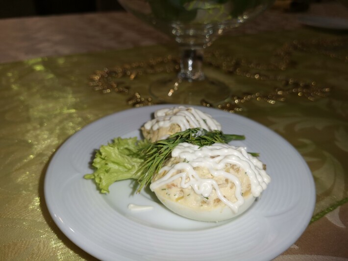 Яйцо фаршированное форелью