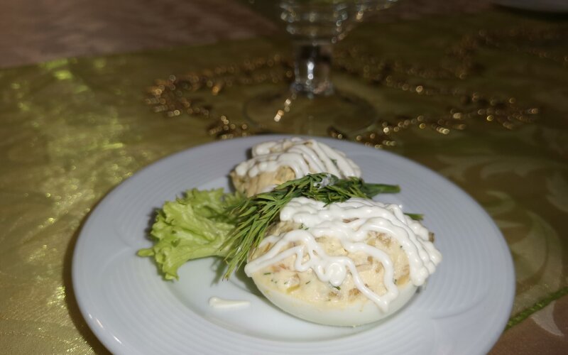 Яйцо фаршированное форелью