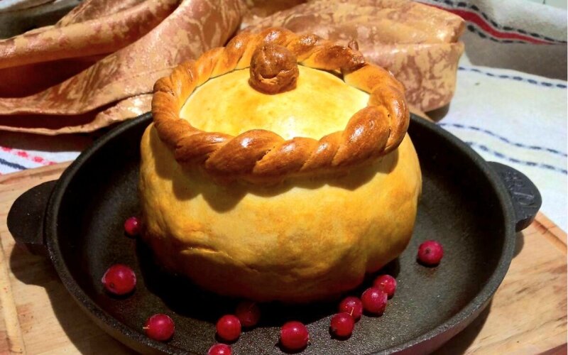 Съедобный горшочек с колбасками и грибами