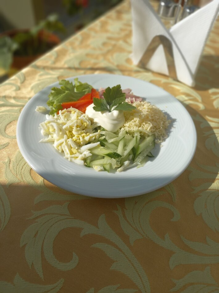 Салат-коктейль с ветчиной и сыром