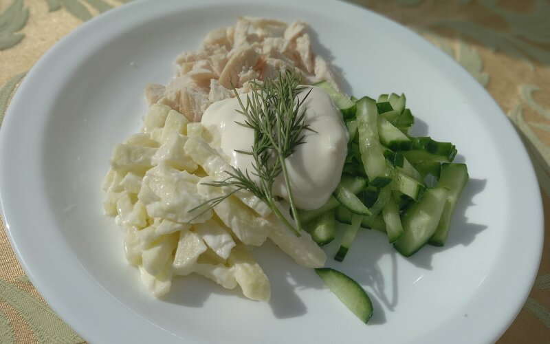 Салат из птицы с яблоками