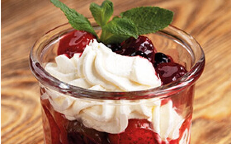 Творожный десерт с соусом из лесных ягод