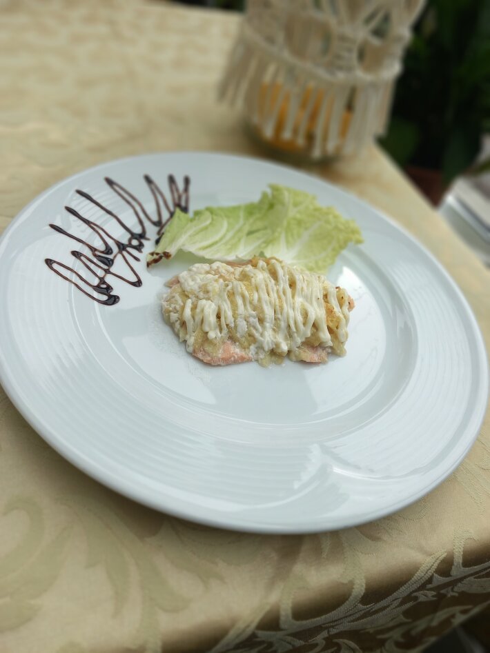 Форель запечённая с яблоками