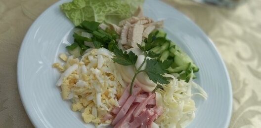 Салат из птицы с ветчиной