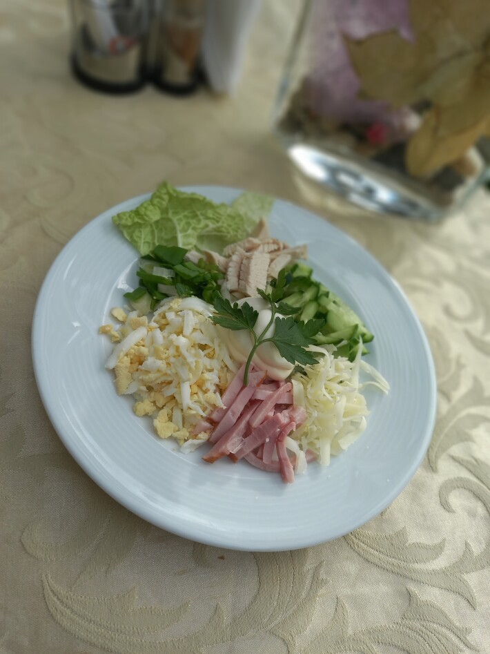 Салат из птицы с ветчиной