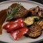 Стейк из говядины с овощами гриль и соусом Демиглас