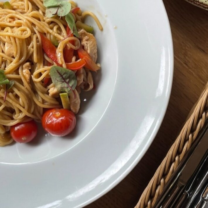 Спагетти с филе цыпленка и овощами (с устричным соусом)