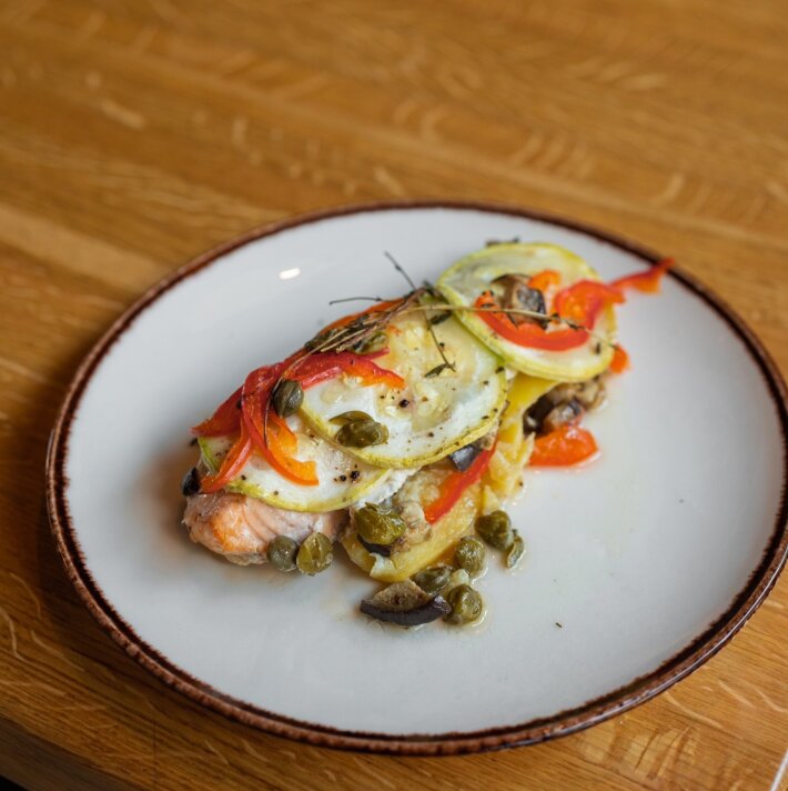 Лосось, запеченный с овощами