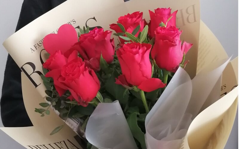 Букет «7 роз с зеленью в упаковке»