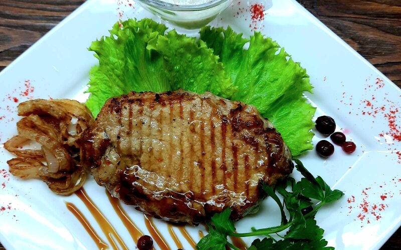 Стейк из свинины с луком и хреном