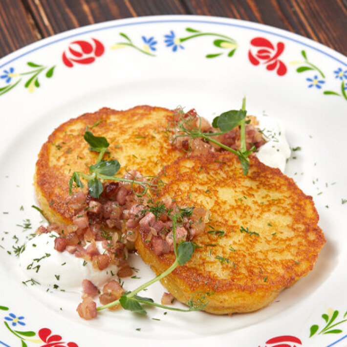 Драники с мясом со шкварками и сметаной