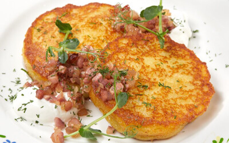 Драники с мясом со шкварками и сметаной