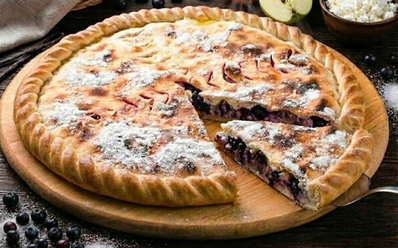 Пирог с черникой и яблоком