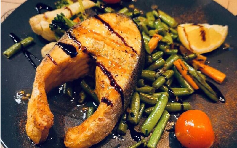 Стейк лосося с овощами