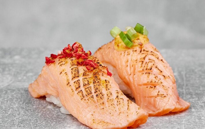 Нигири с опаленным лососем