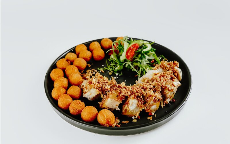 Стейк из филе цыпленка с картофельными шариками и салатом из овощей