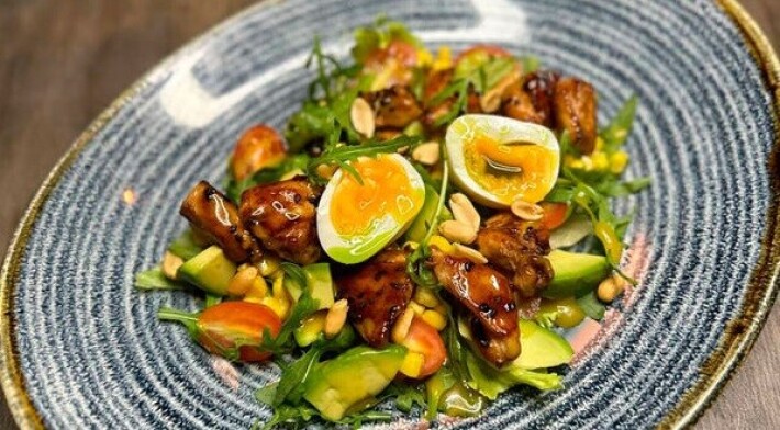 Салат с цыпленком «Терияки»