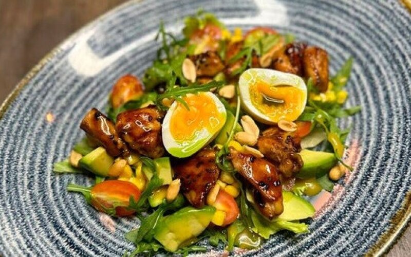 Салат с цыпленком «Терияки»