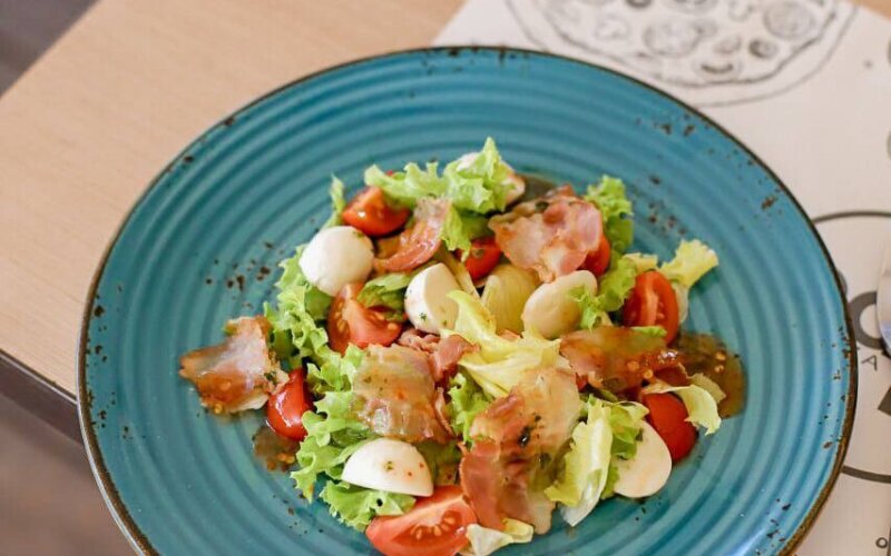 Салат с рассольный сыром и беконом