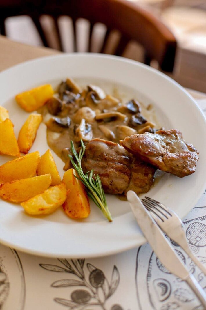 Свинина с соусом чатни и чипсами из поленты