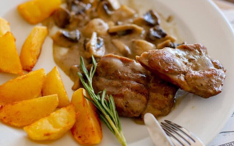 Свинина с соусом чатни и чипсами из поленты