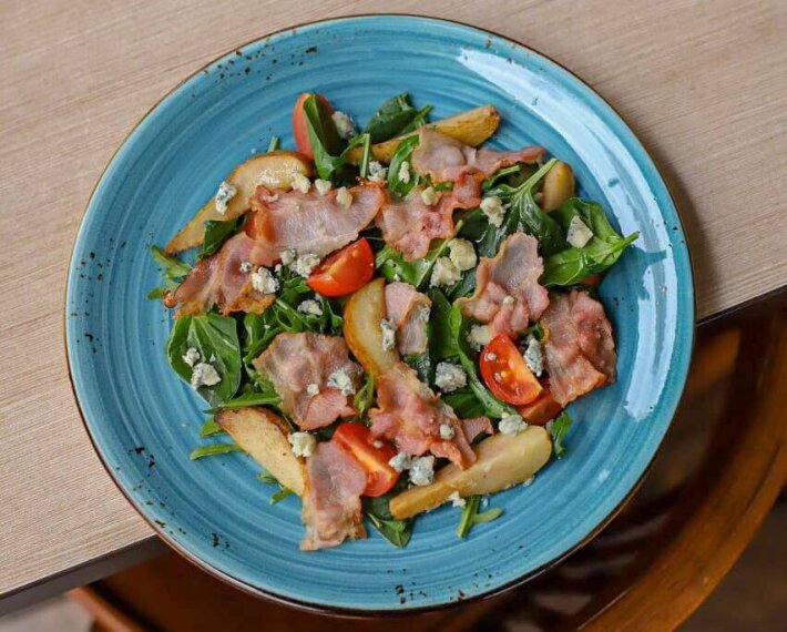Салат с беконом и грушей