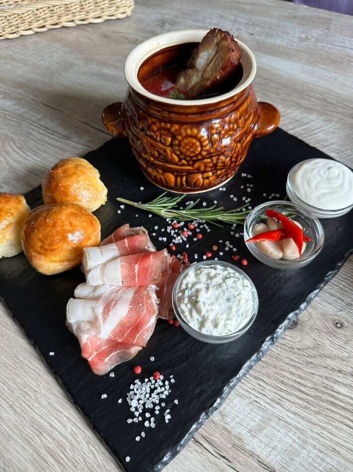 Борщ с рёбрышком и пампушками