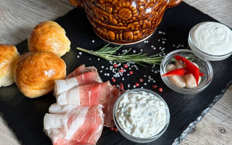 Борщ с рёбрышком и пампушками