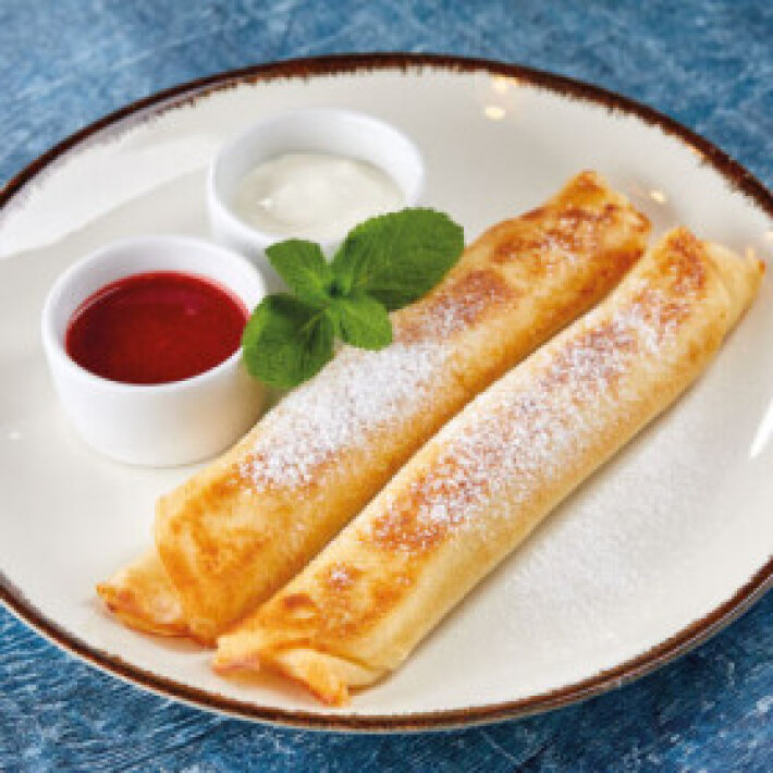 Блины с творогом, сметаной и клубничным соусом