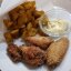 Картофельные дольки с куриными крылышками