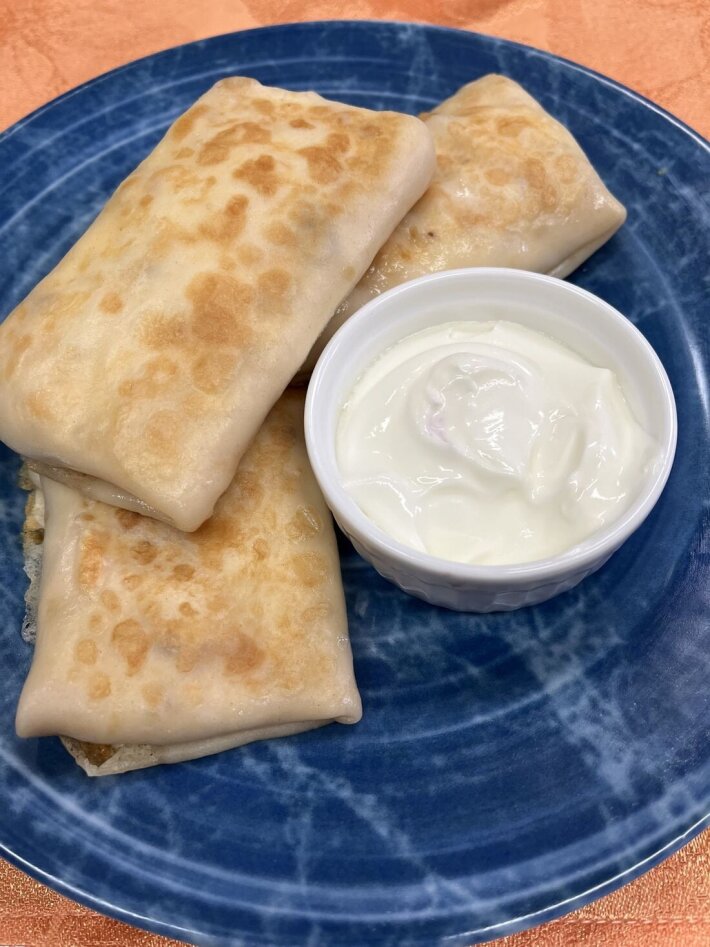 Блинчики с ветчиной  и сыром со сметаной(3штуки)