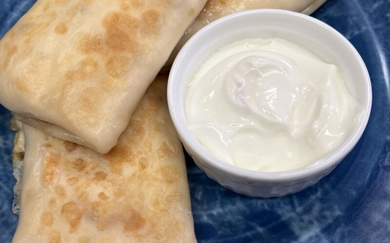 Блинчики с ветчиной  и сыром со сметаной(3штуки)