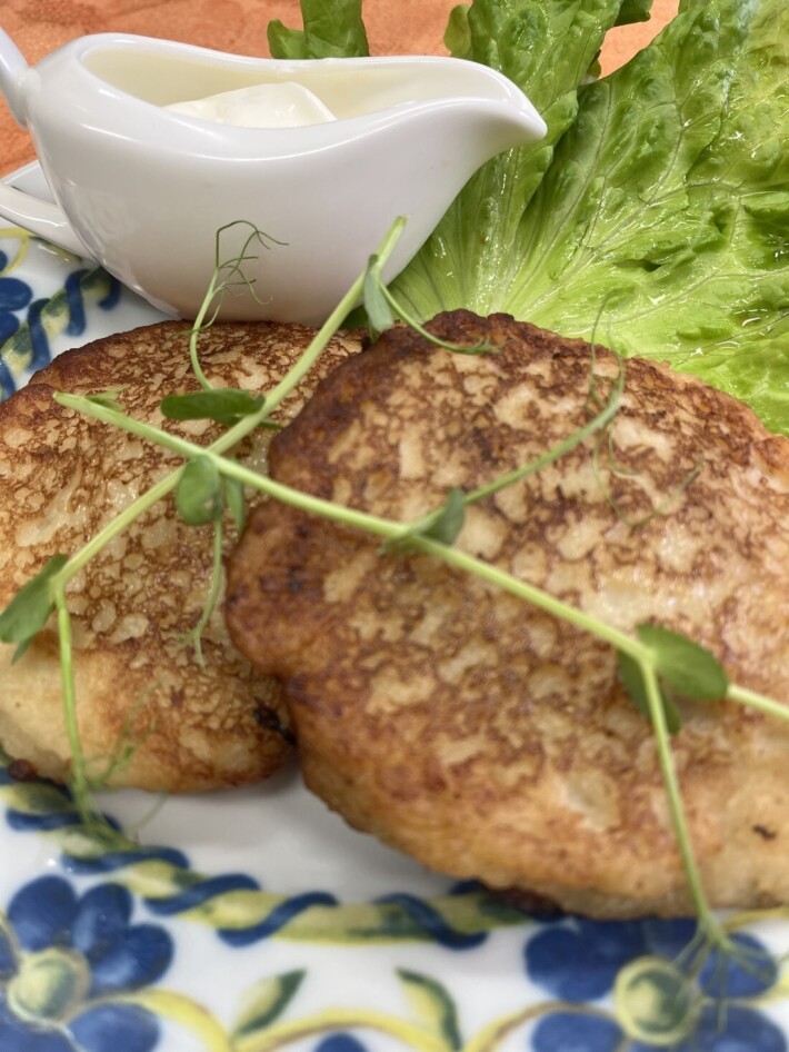 Оладьи  картофельные фаршированные  с мясом и сметаной.