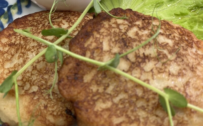 Оладьи  картофельные фаршированные  с мясом и сметаной.