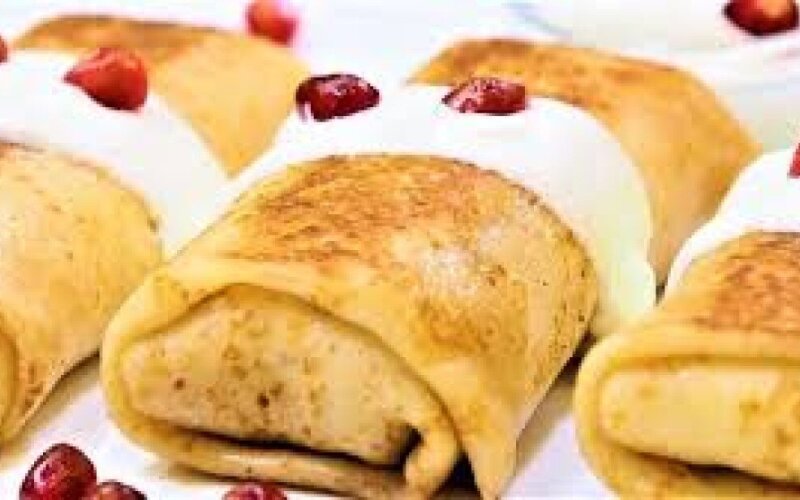 Блинчики с творогом и изюмом   со сметаной(3 шт)