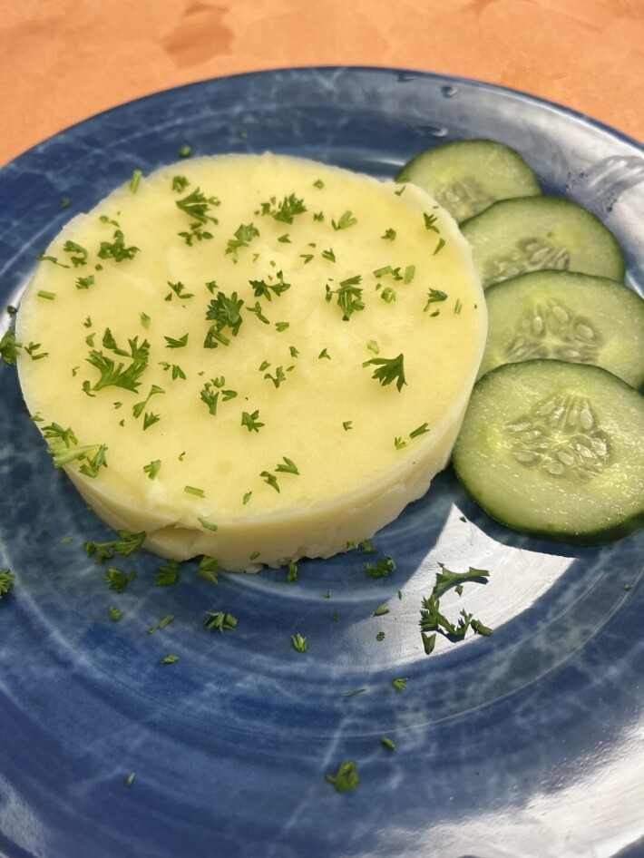 Картофельное пюре с маслом сливочным и  огурчиком