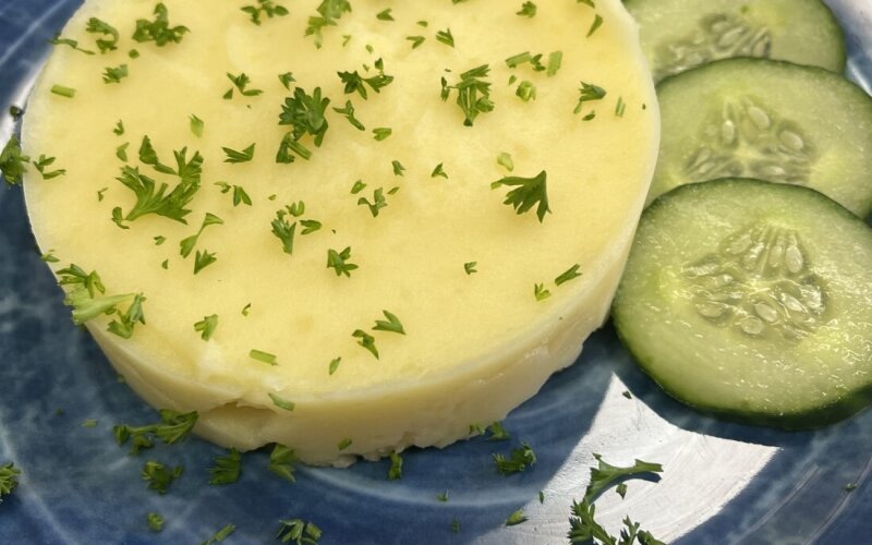 Картофельное пюре с маслом сливочным и  огурчиком