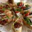 Брускета с сыровяленой куриной грудкой, творожным сыром, и вяленым томатом