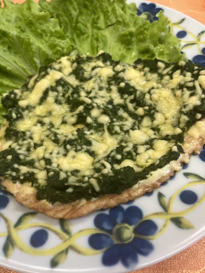 Филе цыпленка запеченное со шпинатом и овощами