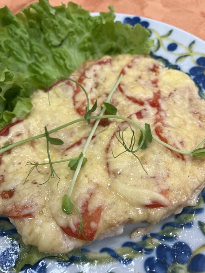 Филе цыпленка запеченное с помидорами сыром