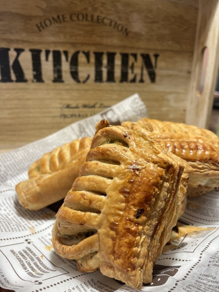 Слойка из слоеного теста с начинкой  ветчина с сыром