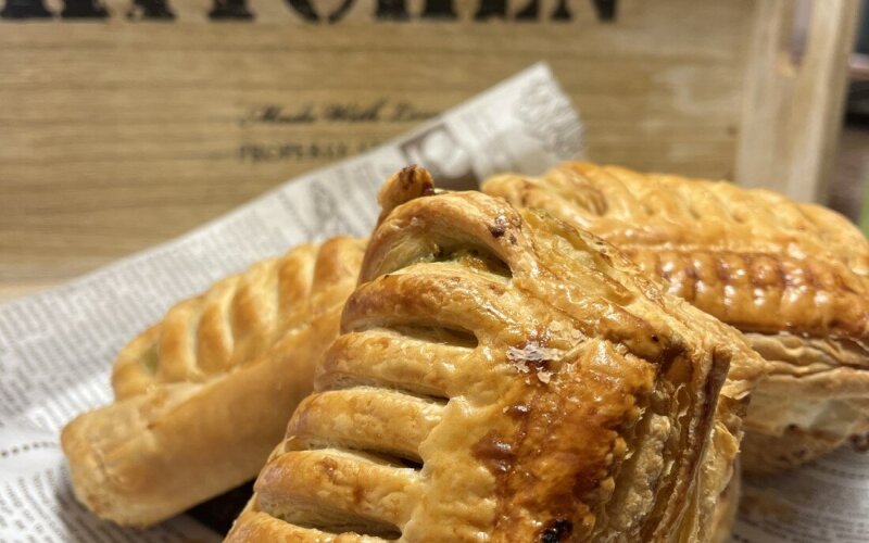 Слойка из слоеного теста с начинкой  ветчина с сыром