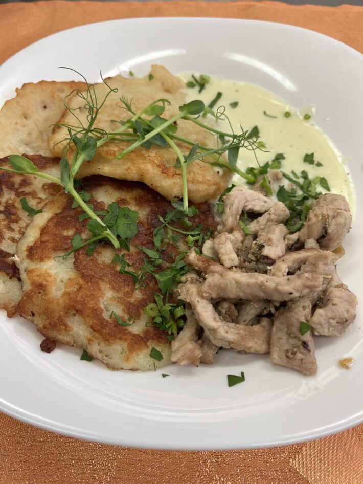 Мочанка с картофельными  драниками.