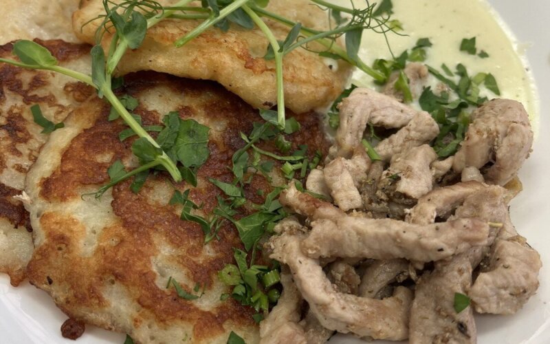 Мочанка с картофельными  драниками.